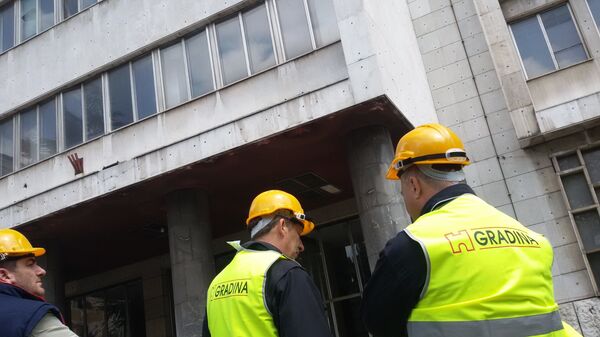 Радници испред зграде Војнотехничког института у Катанићевој у Београду. - Sputnik Србија