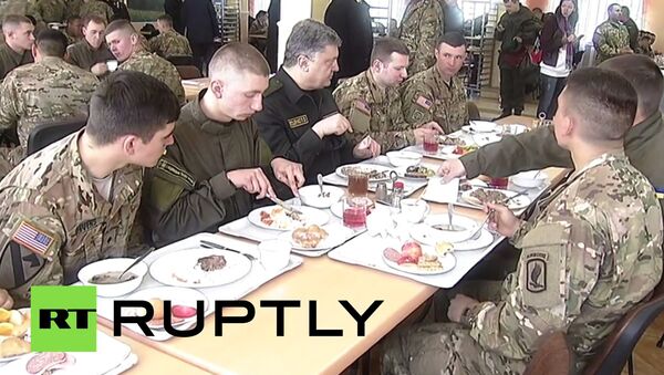 Porošenko jede sa američkim vojnicima - Sputnik Srbija