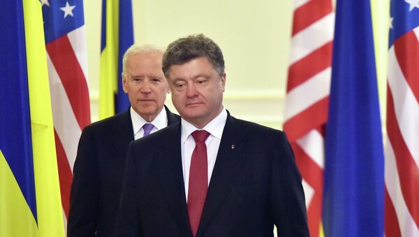 Ukrainian President Petro Poroshenko (R) and US Vice-President Joe Biden - Sputnik Србија