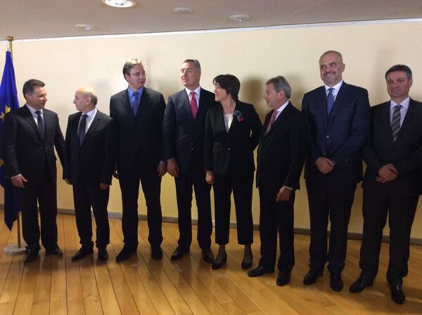 Konferencija „Zapadnobalkanske šestorke je organizovana pod pokroviteljstvom evropskog komesara za susedsku politiku i proširenje Johanesa Hana i komesarke za saobraćaj Violete Bulc. Konferencija „Zapadnobalkanske šestorke je organizovana pod pokroviteljstvom evropskog komesara za susedsku politiku i proširenje Johanesa Hana i komesarke za saobraćaj Violete Bulc. - Sputnik Srbija