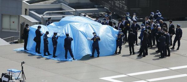 Дрон слетела на кров канцеларије премијера Јапана Дрон слетела на кров канцеларије премијера Јапана - Sputnik Србија