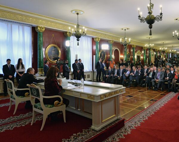 Лидери две земље су размотрили могућност повећања инвестиционих токова и успостављања трајног раста трговинске размене двеју земаља. Лидери две земље су размотрили могућност повећања инвестиционих токова и успостављања трајног раста трговинске размене двеју земаља. - Sputnik Србија