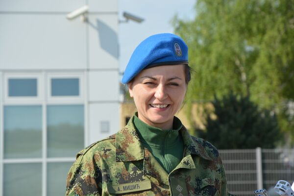 Међу најбољим српским војницима, Црвеним тргом маршираће и две даме. Међу најбољим српским војницима, Црвеним тргом маршираће и две даме. - Sputnik Србија