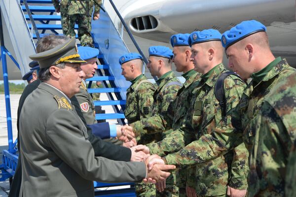 Одабране припаднике ВС на пут су испратили начелник Генералштаба ВС генерал Љубиша Диковић и амбасадор Русије Александар Чепурин. Одабране припаднике ВС на пут су испратили начелник Генералштаба ВС генерал Љубиша Диковић и амбасадор Русије Александар Чепурин. - Sputnik Србија
