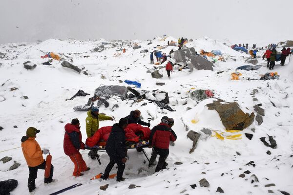 Spasioci izvlače povređene u velikoj snežnoj lavini na Mont Everestu koju je pokrenuo zemljotres Spasioci izvlače povređene u velikoj snežnoj lavini na Mont Everestu koju je pokrenuo zemljotres - Sputnik Srbija