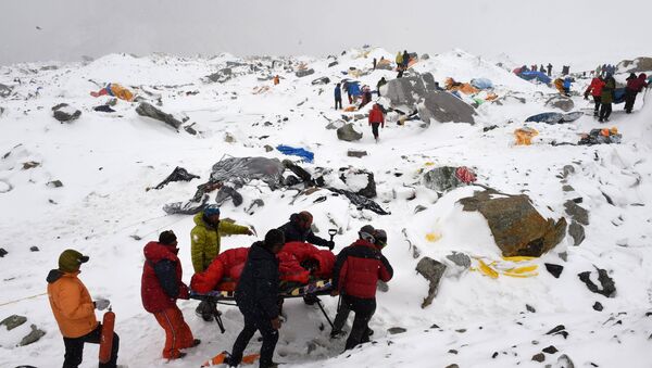 Spasioci izvlače povređene u velikoj snežnoj lavini na Mont Everestu koju je pokrenuo zemljotres - Sputnik Srbija