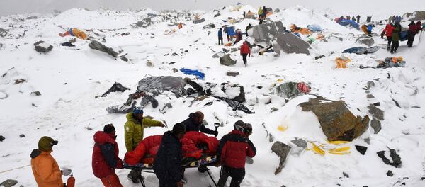 Spasioci izvlače povređene u velikoj snežnoj lavini na Mont Everestu koju je pokrenuo zemljotres - Sputnik Srbija