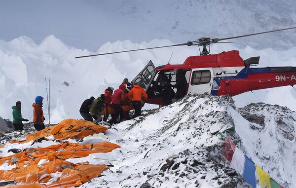Helikopter za transport povređenih u velikoj snežnoj lavini na Mont Everestu koju je pokrenuo zemljotres Helikopter za transport povređenih u velikoj snežnoj lavini na Mont Everestu koju je pokrenuo zemljotres - Sputnik Srbija