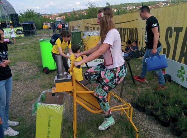 Reciklažna teretana u kojoj su posetioci mogli da vežbaju na takozvanom recikl-biciklu, a istovremeno recikliraju limenke. - Sputnik Srbija