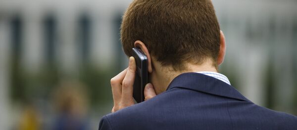 Човек разговара мобилним телефоном - Sputnik Србија