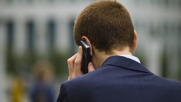 Čovek razgovara mobilnim telefonom - Sputnik Srbija