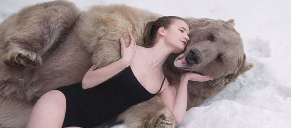 Лепотице у чељустима звери - Sputnik Србија