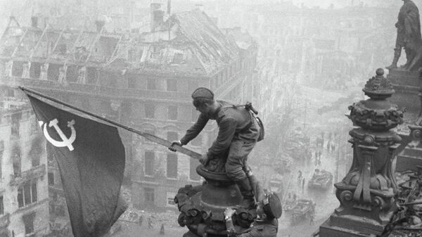 Drugi svetski rat, 1941-1945. Pobednička zastava na Rajhstagu u Berlinu, 1. maj 1945. - Sputnik Srbija