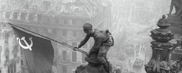 Drugi svetski rat, 1941-1945. Pobednička zastava na Rajhstagu u Berlinu, 1. maj 1945. - Sputnik Srbija