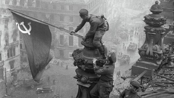 Други светски рат, 1941-1945. Победничка застава на Рајхстагу у Берлину, 2. мај 1945. - Sputnik Србија