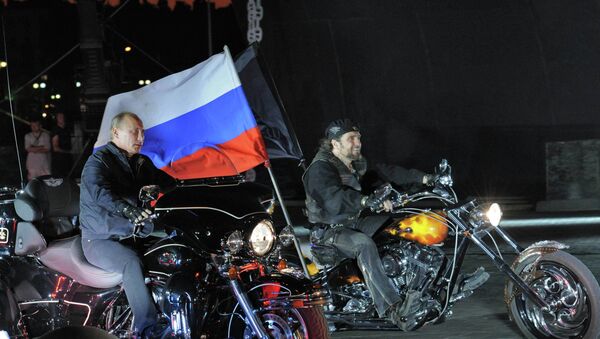 Vladimir Putin sa Noćnim vukovima - Sputnik Srbija