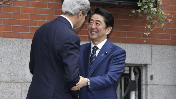 Japanski premijer Šinzo Abe  i američki državi sekretar Džon Keri - Sputnik Srbija