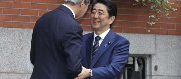 Јапански премијер Шинзо Абе  и амерички држави секретар Џон Кери - Sputnik Србија