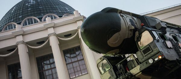 Руски мобилни интерконтинентални пројектил „Топољ – М“ - Sputnik Србија