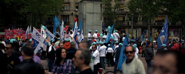 Програмом обележавања празника рада ове године планирана је кампања посвећена достојанственом раду, афирмацији и унапређењу права запослених. Програмом обележавања празника рада ове године планирана је кампања посвећена достојанственом раду, афирмацији и унапређењу права запослених. - Sputnik Србија