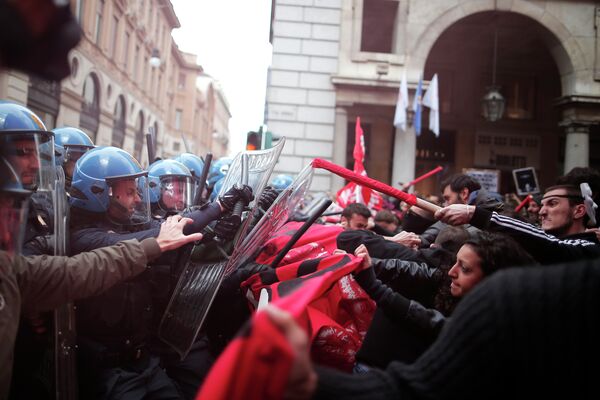 Sindikalni aktivisti u Srbiji kažu da ne žele za 1. maj nemire i paljenje gradova kao ponegde u zapadnoj Evropi, gde su se štrajkovi pretvorili u nasilne demonstracije i fizičke obračune između demonstranata i policije Sindikalni aktivisti u Srbiji kažu da ne žele za 1. maj nemire i paljenje gradova kao ponegde u zapadnoj Evropi, gde su se štrajkovi pretvorili u nasilne demonstracije i fizičke obračune između demonstranata i policije - Sputnik Srbija