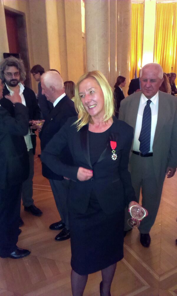 Olja Bećković sa ordenom Legije časti - Sputnik Srbija