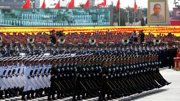 Kineski vojnici marširaju tokom vojne parade povodom obeležavanja 60. godišnjice Kine u Pekingu - Sputnik Srbija