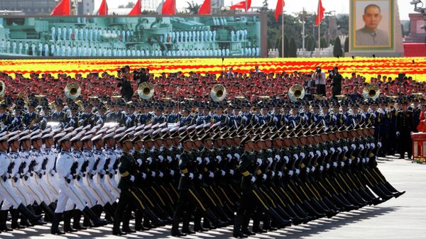 Kineski vojnici marširaju tokom vojne parade povodom obeležavanja 60. godišnjice Kine u Pekingu - Sputnik Srbija