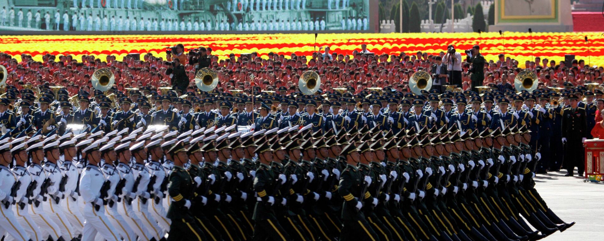 Kineski vojnici marširaju tokom vojne parade povodom obeležavanja 60. godišnjice Kine u Pekingu  - Sputnik Srbija, 1920, 30.03.2023