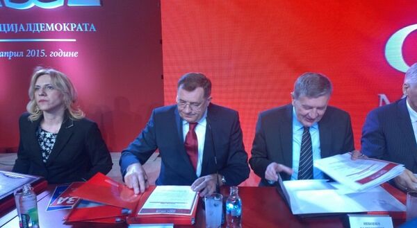 Milorad Dodik potpisuje Deklaraciju - Sputnik Srbija