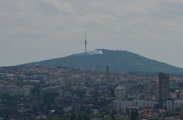 На Авали је око 11 сати избио пожар, а само брзом интервенцијом ватрогасаца нико није повређен, што је право чудо, с обзиром да је околина пуна излетника која на Авали прослављају Првои мај. - Sputnik Србија