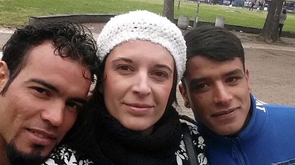 Студенти из Сирије са новинарком Спутњика Студенти из Сирије са новинарком Спутњика - Sputnik Србија