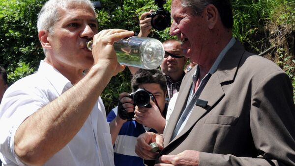 Boris Tadić pije rakiju u Crnoj Gori - Sputnik Srbija