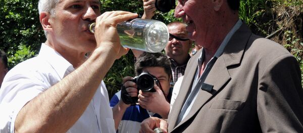 Boris Tadić pije rakiju u Crnoj Gori - Sputnik Srbija
