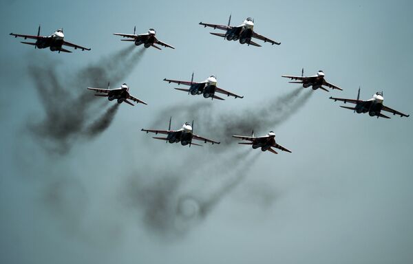 Акро-група „Стрижи“ на паради у Москви (видео) - Sputnik Србија