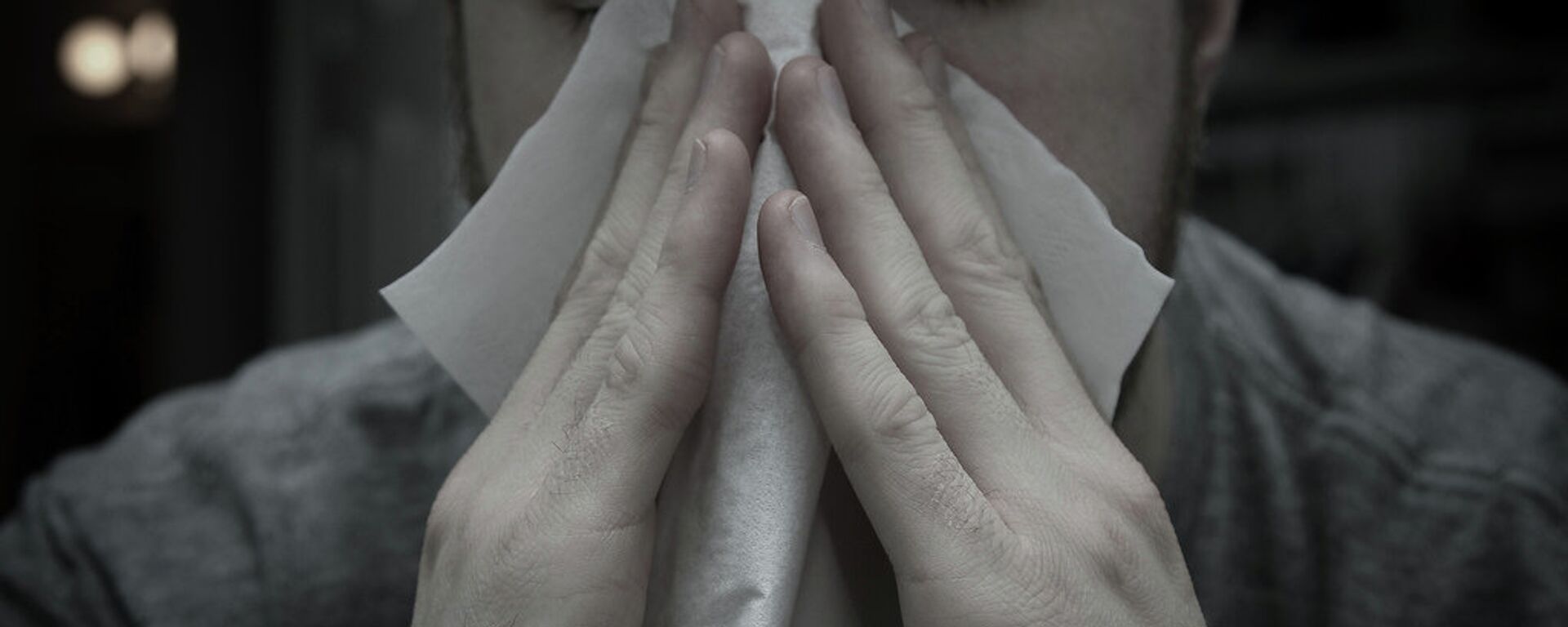 Карактеристични, први сиптоми алергија дисајних путева су свраб и пецкање у очима, сузење очију, кијање у серији - Sputnik Србија, 1920, 21.05.2016
