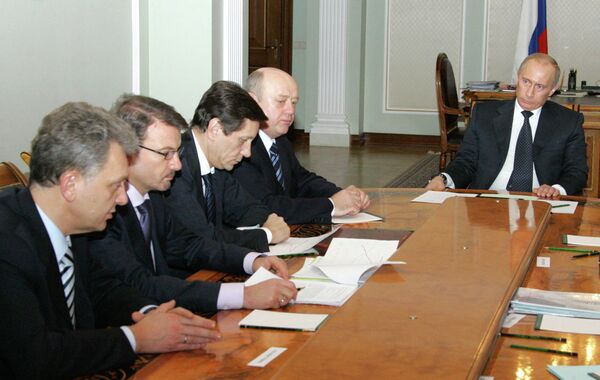 Ruski predsednik Vladimir Putin, ministri i ekonomski stručnjaci razmatraju antikrizne mere - Sputnik Srbija