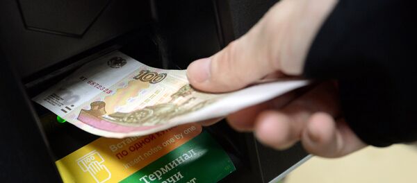 U trenutku kada je rublja drastično padala, ruski budžet, koji se planira u rubljama  – enormno se punio. - Sputnik Srbija