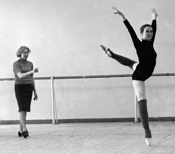 Маја Плисецкаја на проби са својом професорком балета и кореографом Галином Уљановом - Sputnik Србија