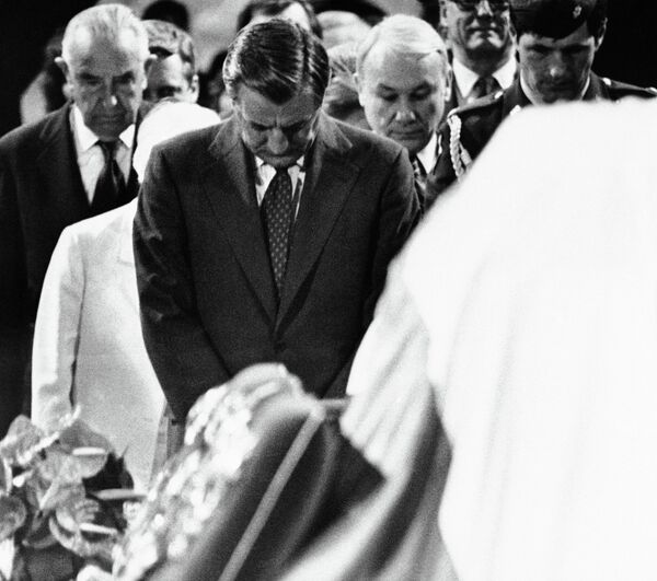 На сахрани је био и подпредседник САД Валтер Мондејл На сахрани је био и подпредседник САД Валтер Мондејл - Sputnik Србија