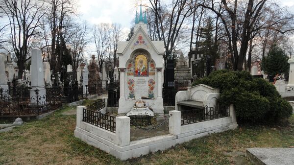 Вест о смрти руског посланика муњевито је прострујала Београдом. Те вечери, 10. јула 1914. године, народ се окупио испред руског посланства да ода пошту искреном пријатељу Србије. На вечни починак Хартвига је испратило осамдесет хиљада грађана предвођених краљем Петром, његовим синовима, члановима краљевске породице и министрима српске владе.  - Sputnik Србија