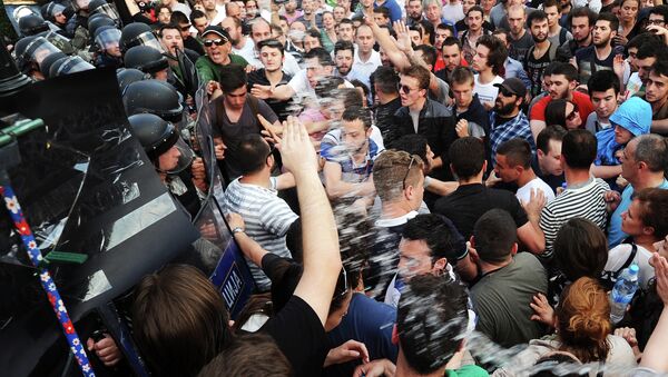 Неколико хиљада људи протестовало је испред зграде Владе захтевајући оставку премијера Николе Груевског - Sputnik Србија