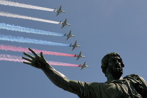 Су-25 изнад Црвеног трга на проби параде - Sputnik Србија