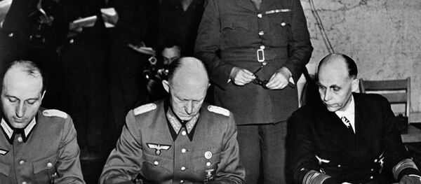 Alfred Jodl potpisuje nemačku kapitulaciju u Remsu. - Sputnik Srbija