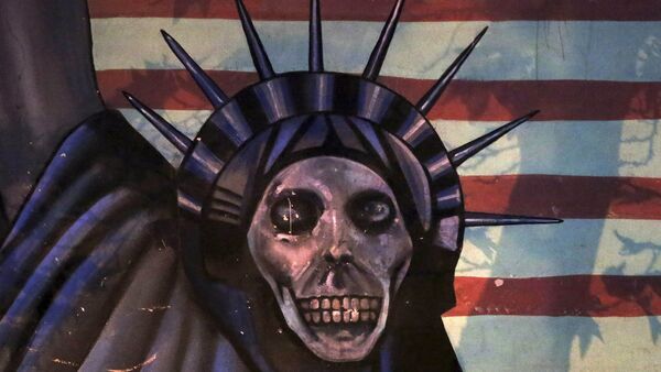 Сатиричан приказ Кипа слободе насликан на зиду бивше Амбасаде САД у Техерану, Иран - Sputnik Србија