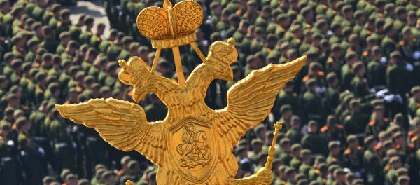 Неслагања настају када се говори о симболици боја. Гроф Липка пише 1833. године да боје ленте симболишу барут и ватру, док се други историчари не слажу са његовом тезом и наводе како су црна и златна боја биле симболи царске Русије још од времена када је за грб Русије установљен двоглави орао. - Sputnik Србија