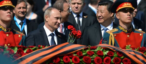 Председник Руске Федерације Владимир Путин и председник Кине Си Ђинпинг полажу цвеће на Гроб незнаног војника - Sputnik Србија