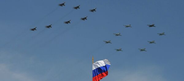 Pripadnici akrobatske aviogrupe Striži na Paradi pobede u Moskvi - Sputnik Srbija