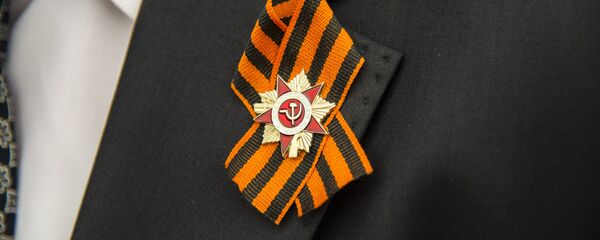 Георгијевска лента на реверу - Sputnik Србија