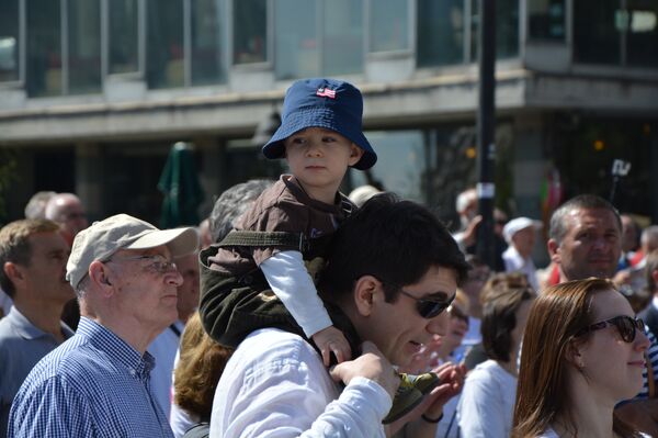 Многи Београђани породично су пратили Параду победе на Тргу Републике - Sputnik Србија